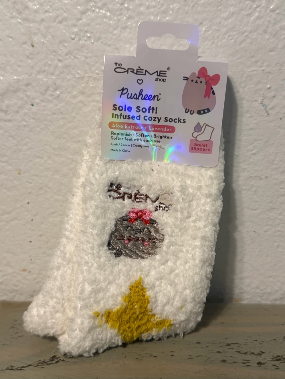 Pusheen White Cozy Infused Slipper Socks with Yellow Star